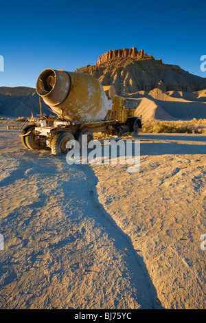 Cemento relitto del carrello nel deserto, verticale, Utah, Stati Uniti d'America Foto Stock