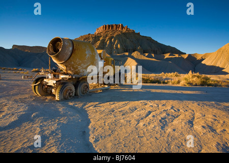 Cemento relitto del carrello nel deserto, verticale, Utah, Stati Uniti d'America Foto Stock