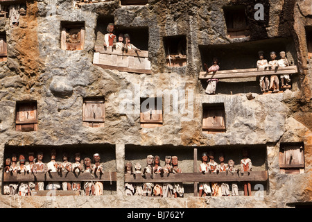 Indonesia Sulawesi, Tana Toraja, Lemo, tradizionale tau tau effigi di persone morte in alto sulla rupe sopra tombe Foto Stock