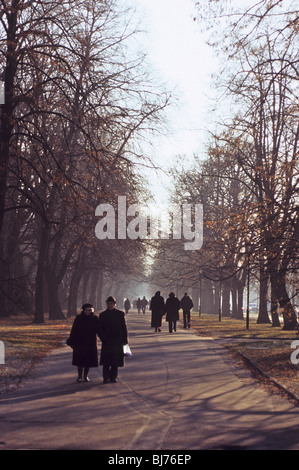 Gli scuotipaglia in Aleje Ujazdowskie street dal Parco Lazienki, Varsavia, Polonia Foto Stock