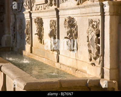 Granada, Andalusia, Spagna. Dettaglio del Pilar de Carlos V, una fontana rinascimentale è situato accanto alla entrata all'Alhambra. Foto Stock