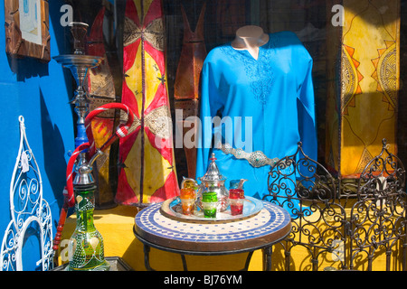 Granada, Andalusia, Spagna. Negozio finestra di visualizzazione colorata mercanzia moresco. Foto Stock