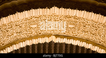 Granada, Andalusia, Spagna. Dettaglio di intricati decorate arch nel patio del Mexuar, l'Alhambra. Foto Stock