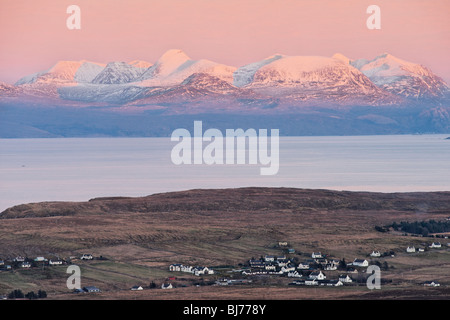 Staffin, Trotternish, Isola di Skye, Scotland, Regno Unito. Vista sopra il Minch a Torridon sulla costa ovest della terraferma scozzese. Foto Stock