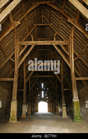 Sala Tithe Barn interno, xiii secolo monastica edificio medievale. Grande Coxwell, Oxfordshire, England, Regno Unito Foto Stock