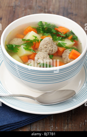 Minestra di verdura con polpette di carne Foto Stock