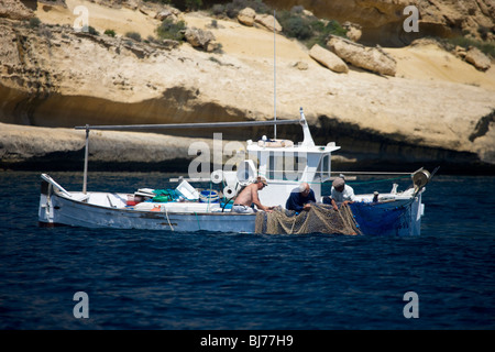 Tirando i pescatori nelle reti a Mallorca, Spagna Foto Stock
