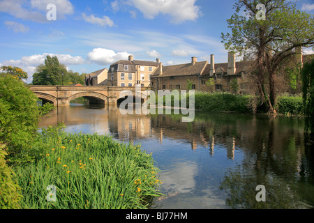 Paesaggio Stamford Meadows Fiume Welland Ponte Pietra Stamford Town Lincolnshire England Regno Unito Foto Stock