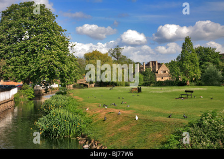 Paesaggio Stamford Meadows Fiume Welland Ponte Pietra Stamford Town Lincolnshire England Regno Unito Foto Stock