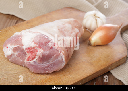 Carne di maiale cruda gamba per eisbein su un tagliere Foto Stock