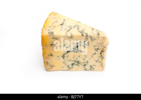 British blu ( stilton ) cuneo formaggio isolato su un bianco di sfondo per studio. Foto Stock