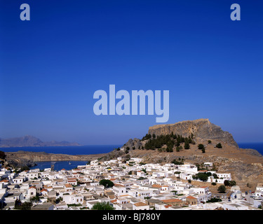 Veduta della città di Lindos, Rodi, Grecia con il castello in background. Foto Stock