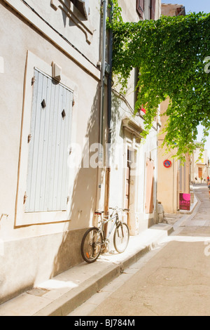 Strada in una città antica, Provenza Foto Stock