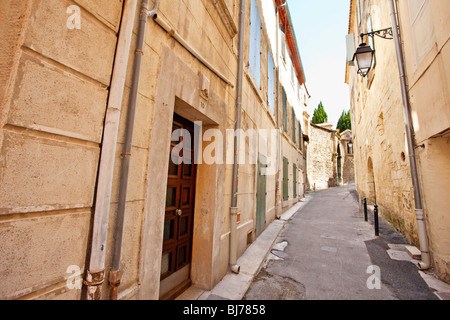 Strada in una città antica, Provenza Foto Stock