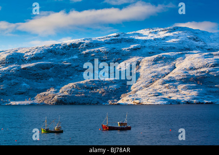 La Scozia, Highlands scozzesi, Ullapool. La mattina presto scena invernale di barche da pesca sul Loch Ginestra vicino al porto di Ullapool. Foto Stock