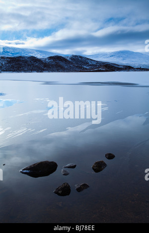 La Scozia, Highlands scozzesi, Loch un' Chuilinn. Le sottili sfumature di una metà di inverni di giorno Foto Stock