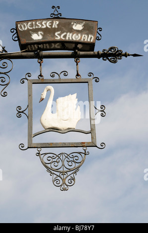 Wirtshausschild Schmiedeeisernes WEISSER SCHWAN, Goslar, Deutschland. - Ferro battuto inn segno White Swan, Goslar, Repubblica federale di Germania. Foto Stock