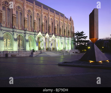 .WASHINGTON - Broken obelisco in Piazza Rossa vicino Suzzallo Libreria dell'Università di Washington del campus in Seattle. Foto Stock