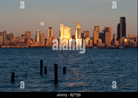 Seattle skyline da West Seattle al tramonto con il sorgere della luna al di sopra della Baia di Elliott Seattle Washington STATI UNITI D'AMERICA Foto Stock