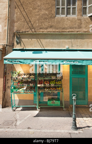 Affascinante stand di frutta e verdura a lato della strada ad Aix-en-Provence Foto Stock