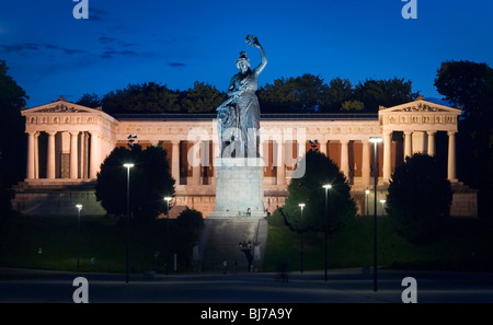 Bavaria statua sulla Theresienwiese. Monaco di Baviera, Germania Foto Stock