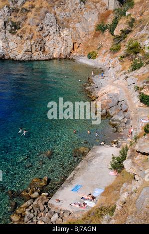 Piccola spiaggia sul modo di Kaminia village, Hydra Island, Grecia Foto Stock