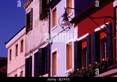 Venezia, marzo 2008 -- case vivacemente colorate sul Burano è un'isola della laguna veneta. Foto Stock