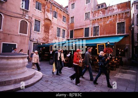 Venezia, Luglio 2008 -- Guida turistica mostra un gruppo di turisti in giro. Foto Stock