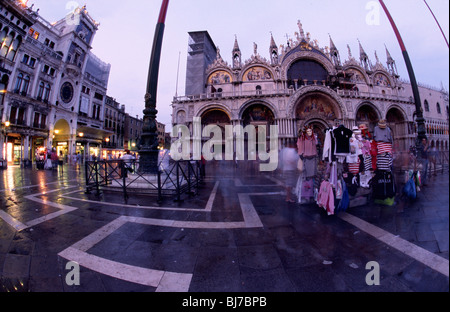 Venezia, Luglio 2008 -- Torre dell'Orologio e la Basilica di San Marco all'alba. Foto Stock