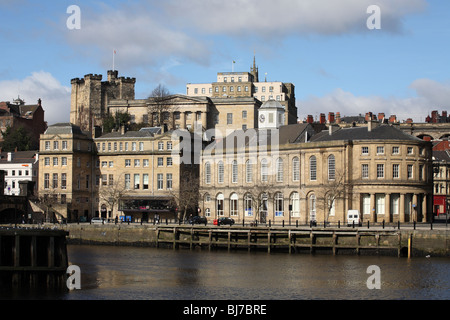 Newcastle upon Tyne, Quayside con la Guildhall in primo piano e il castello di tenere in background. Foto Stock