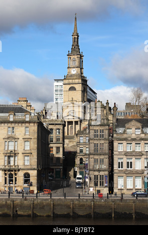 Chiesa di tutti i santi e Newcastle Quayside, visto da sud attraverso il fiume Tyne. Foto Stock