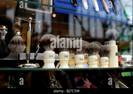 Spazzole di rasatura sul display nella vetrina di un negozio a Brighton Regno Unito Foto Stock