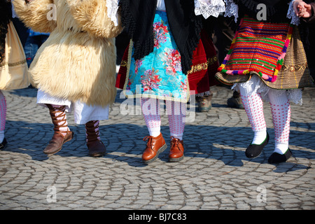 Tradizionale ungherese ballerini Sokrac nella piazza principale a molla Busojaras festival 2010 Mohacs Ungheria - Stock foto Foto Stock