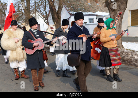 I musicisti folk sulla casa Monady visite della molla Busojaras festival 2010 Mohacs Ungheria - Stock foto Foto Stock