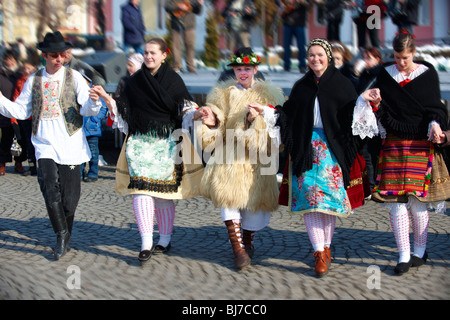 Tradizionale ungherese ballerini Sokrac nella piazza principale a molla Busojaras festival 2010 Mohacs Ungheria - Stock foto Foto Stock