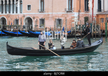 Traghetto (traghetto gondola) attraversando il Grand Canal, Venezia Foto Stock