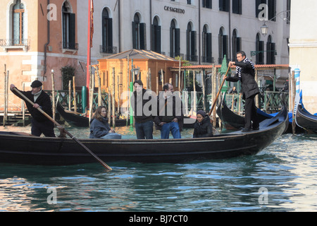 Traghetto (traghetto gondola) attraversando il Grand Canal, Venezia Foto Stock