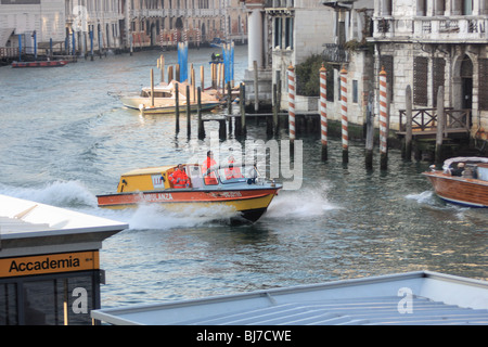 Ambulanza - Venezia - Emergenza ambulanza barca al Canal Grande a Venezia Foto Stock