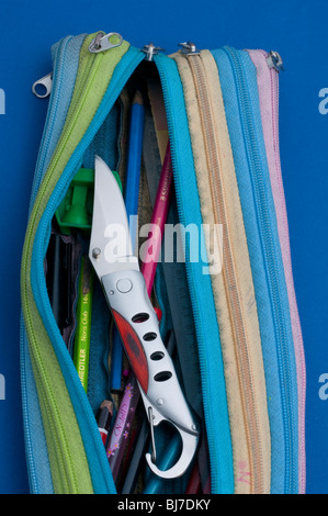 Coltello in un astuccio per bambini fotografato per scopi editoriali illustrativi Foto Stock