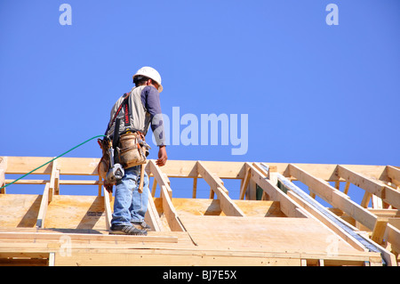 Lavoratore a edilizia residenziale costruzione, Plano, Texas, Stati Uniti d'America Foto Stock