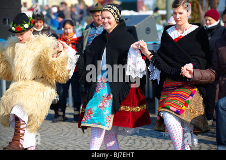 Tradizionale ungherese ballerini Sokrac nella piazza principale a molla Busojaras festival 2010 Mohacs Ungheria - Stock foto Foto Stock