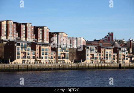 Il River side sviluppo sulla sponda nord del fiume Tyne a Newcastle, Byker parete è visibile in background. Foto Stock