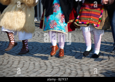 Tradizionale ungherese ballerini Sokrac nella piazza principale a molla Busojaras festival 2010 Mohacs Ungheria - Stock foto Foto Stock