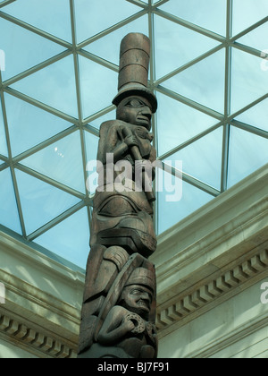 Frontale della casa del totem pole nel British Museum a Londra, Inghilterra Foto Stock