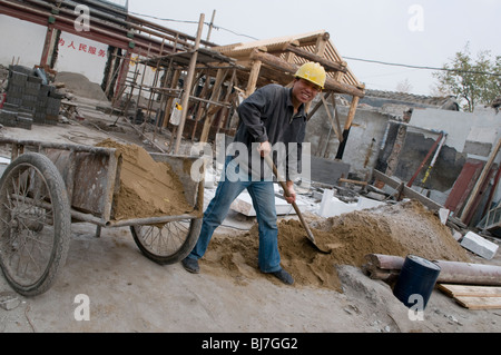 Costruzione operaio lavorando sul ripristino di un hutong di Pechino Foto Stock