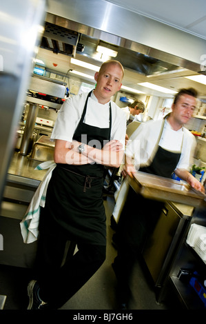 Sarà Holland, capo chef di LaBecasse Michelin ristorante, Ludlow,Shropshire. Nella foto nella cucina del ristorante. Foto Stock