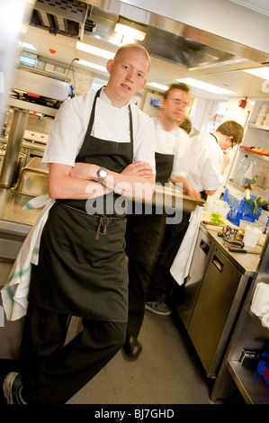 Sarà Holland, capo chef di LaBecasse Michelin ristorante, Ludlow,Shropshire. Nella foto nella cucina del ristorante. Foto Stock