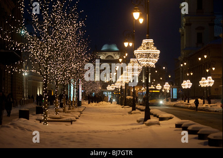 Main Street Nowy Swiat a notte nel centro di Varsavia POLONIA Foto Stock