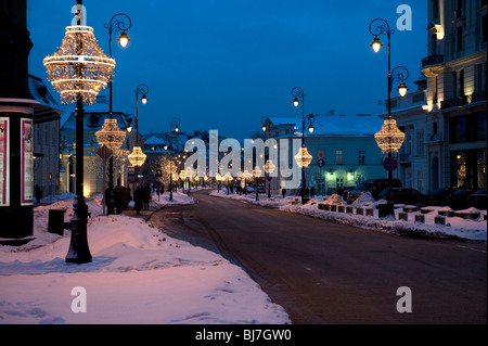 Main Street Nowy Swiat a notte nel centro di Varsavia POLONIA Foto Stock