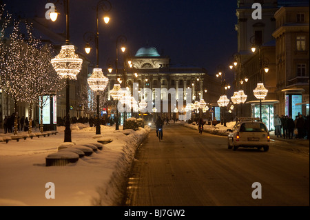 Main Street Nowy Swiat a notte nel centro di Varsavia POLONIA Foto Stock